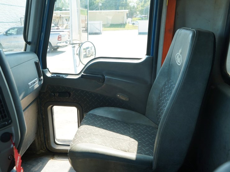 2014-mack-granite-gu713-image-16