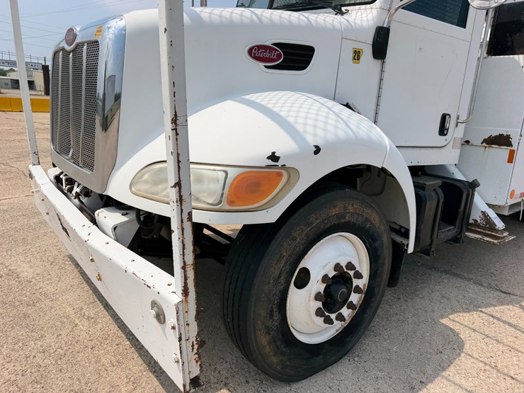 2007-peterbilt-335-image-12