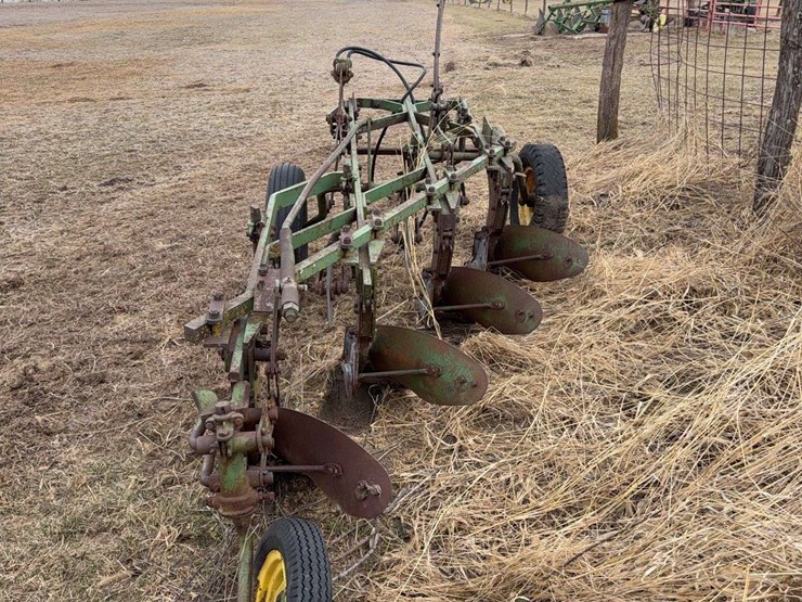 john-deere-pull-type-four-bottom-plow-image-3