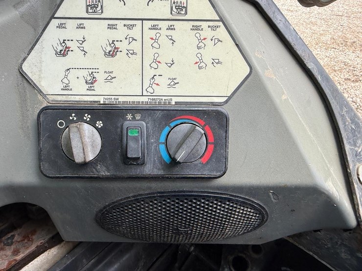 2012-bobcat-t750-image-28
