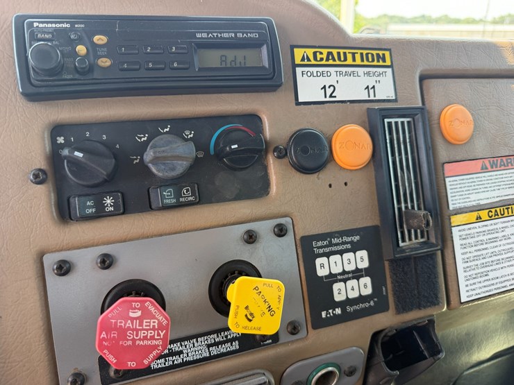 2007-peterbilt-335-image-83