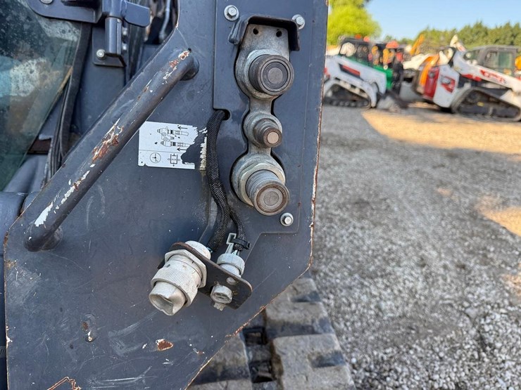 deere-323e-image-11