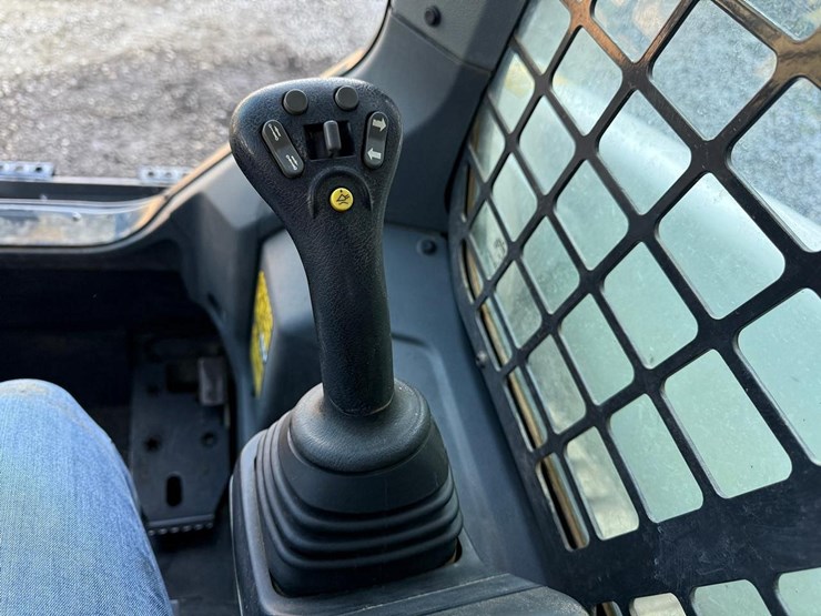 2021-bobcat-t64-image-21
