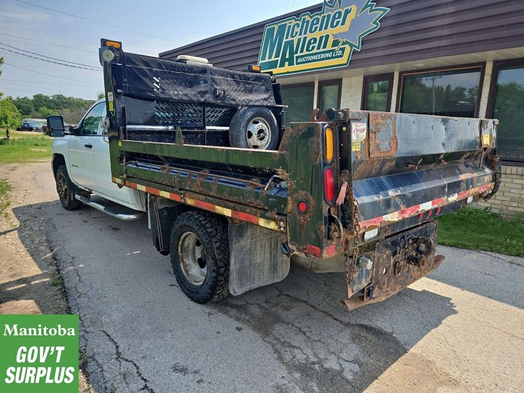 2015-chevrolet-3500-image-9