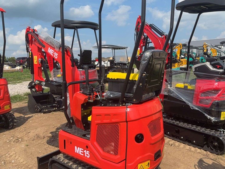 me15-mini-excavator-image-9