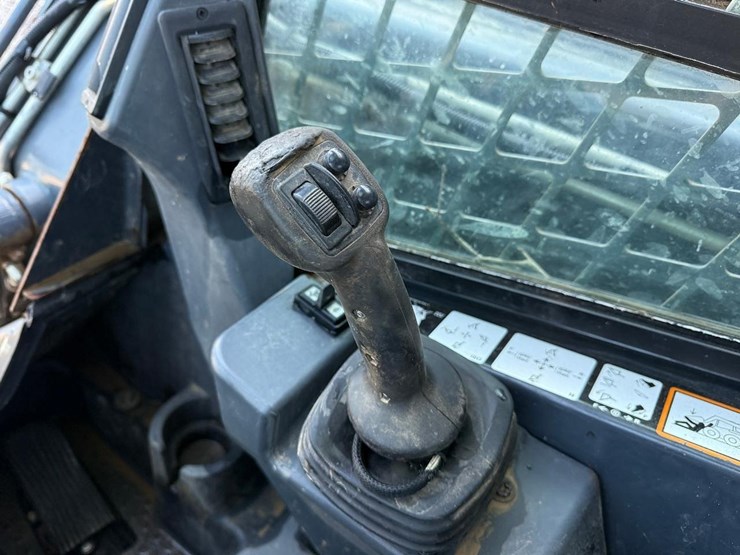 deere-323e-image-24