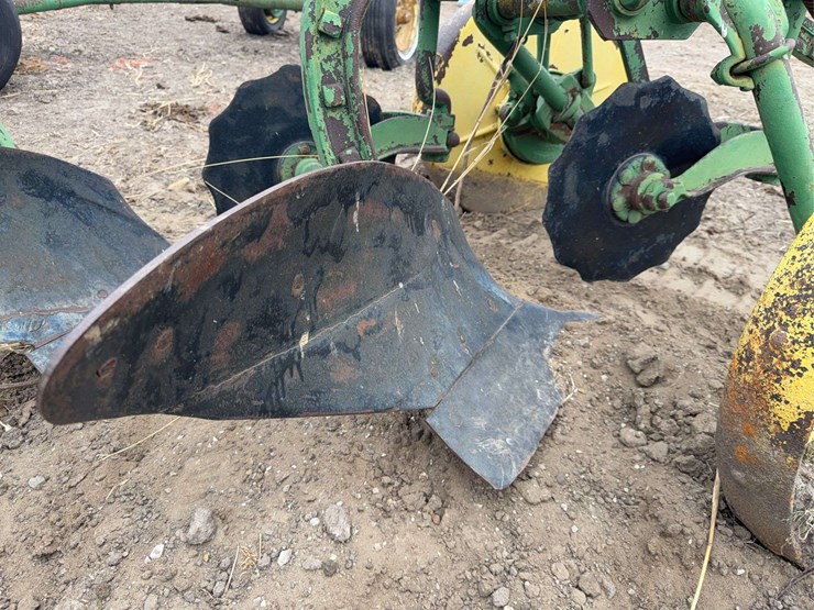 john-deere-pull-type-two-bottom-plow-image-12