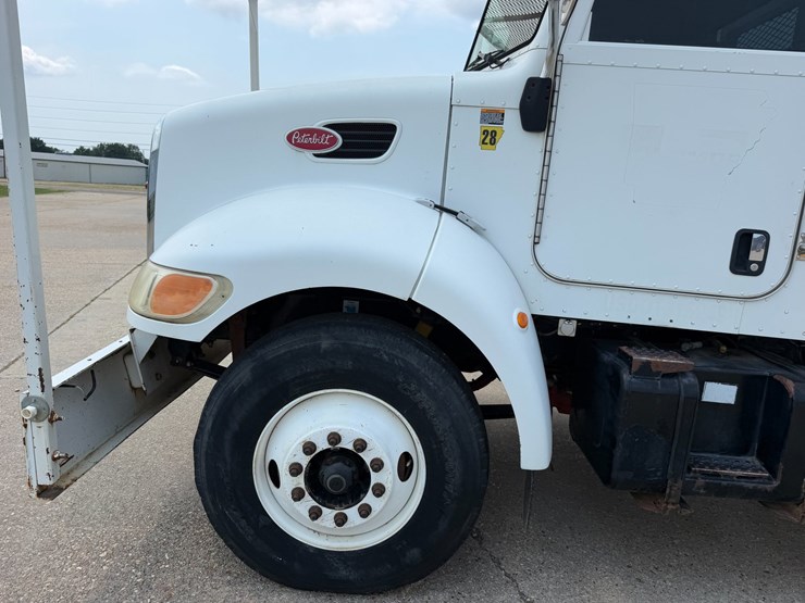 2007-peterbilt-335-image-10