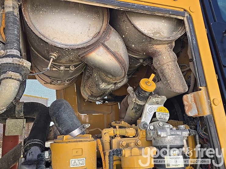2020-caterpillar-d6k2-lgp-image-37