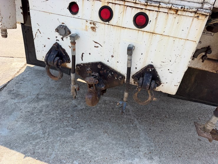 2007-peterbilt-335-image-36