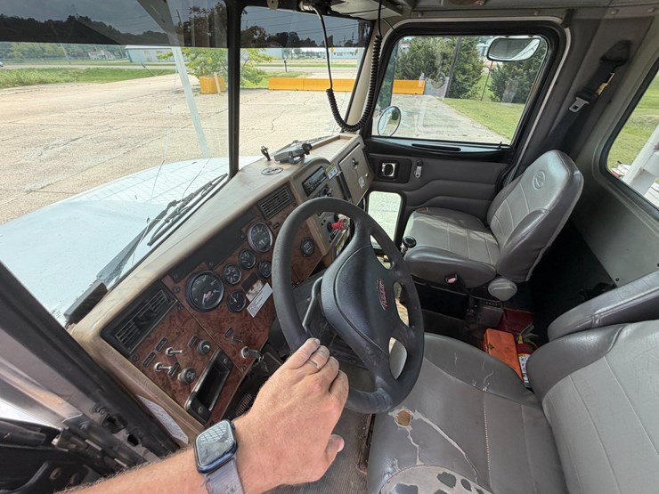 2007-peterbilt-335-image-69