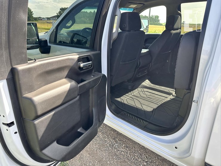 2021-chevrolet-silverado-2500hd-lt-image-24