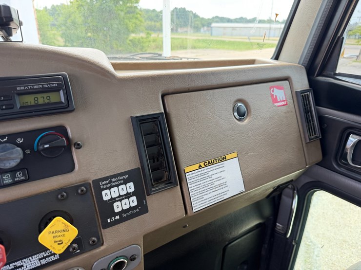 2007-peterbilt-335-image-67