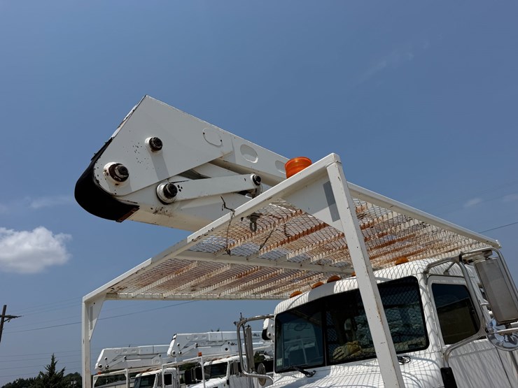 2007-peterbilt-335-image-41
