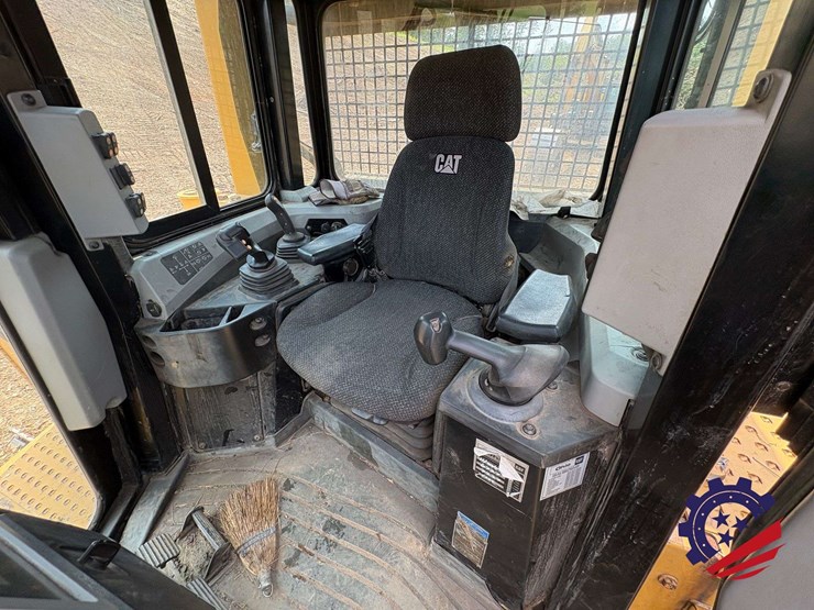 2015-caterpillar-d6t-lgp-image-98