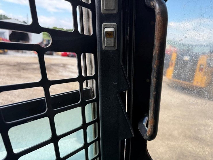 2012-bobcat-t870-image-26