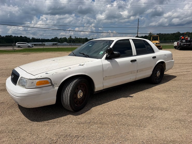 #30601-•-2009-ford-crown-vic-image-1