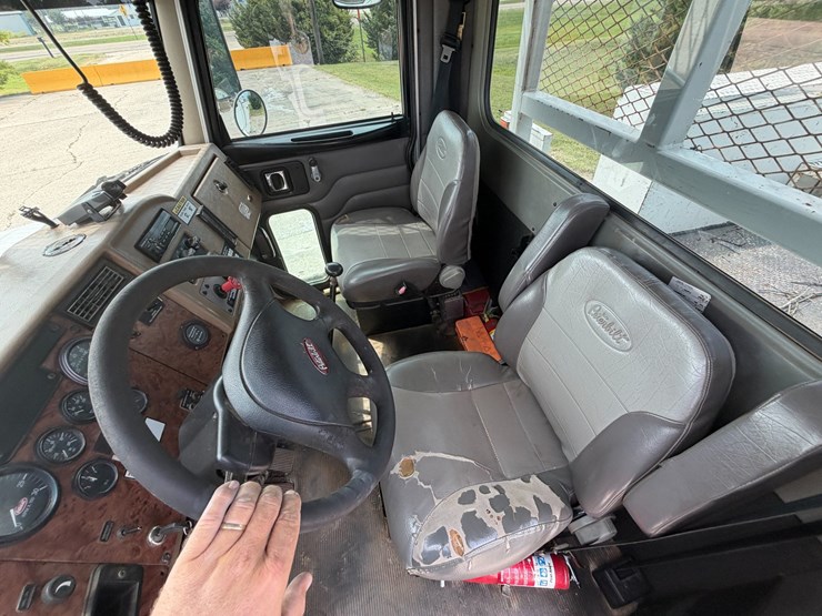 2007-peterbilt-335-image-68