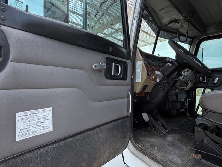 2007-peterbilt-335-image-58
