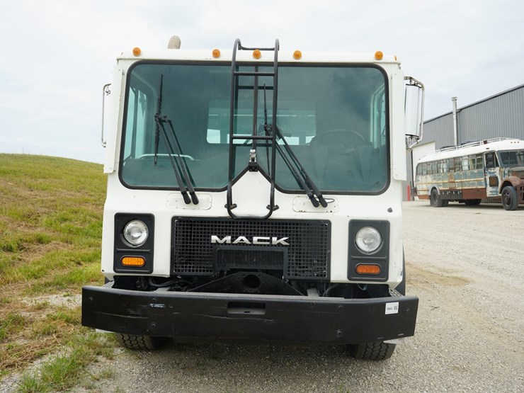 2005-mack-mr688s-image-2