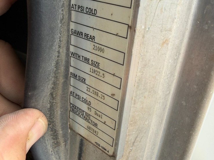 2007-peterbilt-335-image-90