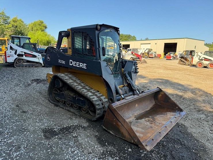 deere-323e-image-6