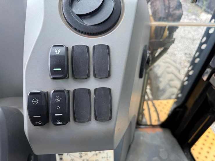 2018-caterpillar-440-image-23