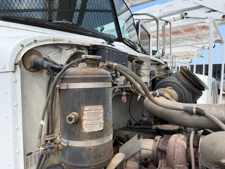 2007-peterbilt-335-image-90