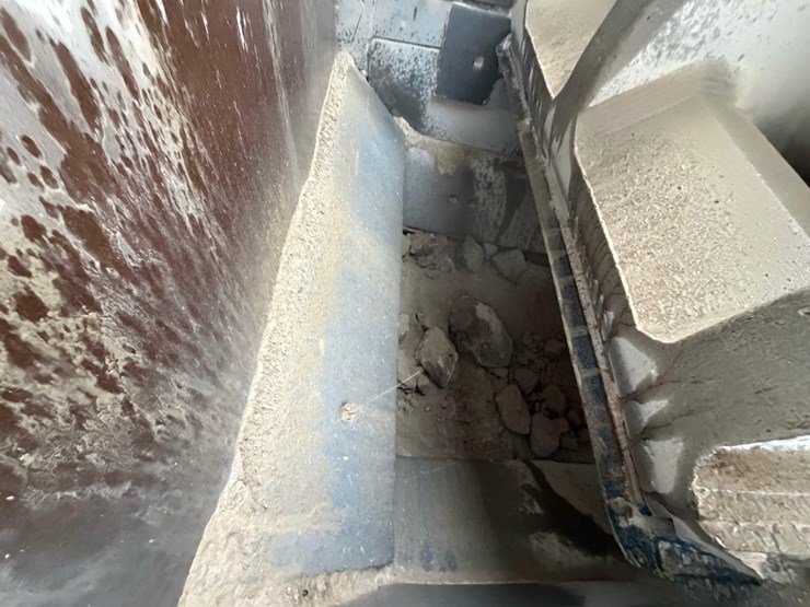 2012-metso-lokotrack-lt1213-tracked-impact-crusher-plant-image-38