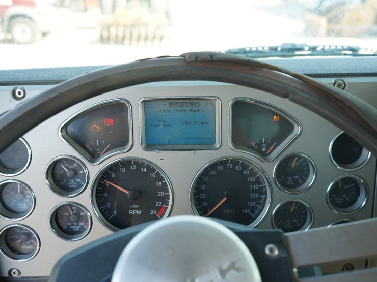 2014-mack-granite-gu713-image-13