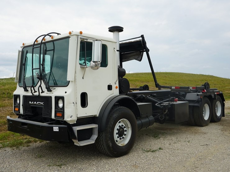 2005-mack-mr688s-image-1