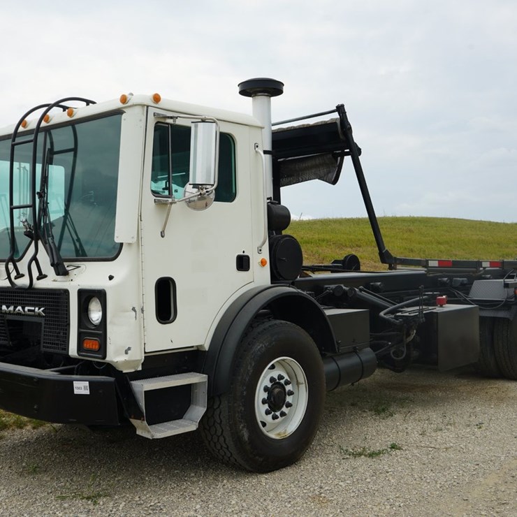 2005 MACK MR688S