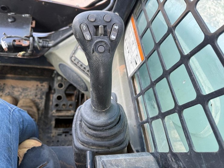 2012-bobcat-t870-image-22