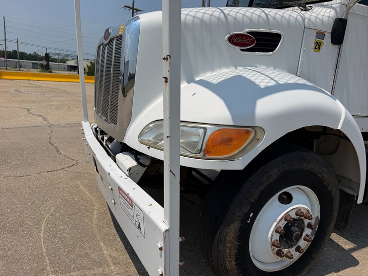 2007-peterbilt-335-image-11