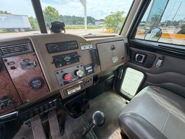 2007-peterbilt-335-image-70