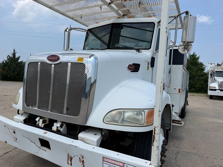 2007-peterbilt-335-image-12