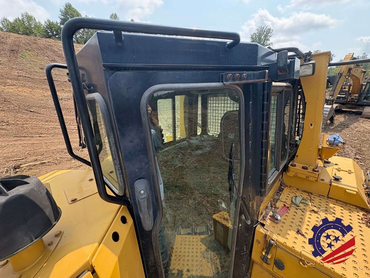 2015-caterpillar-d6t-lgp-image-106