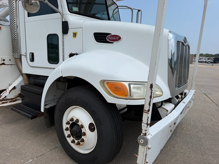 2007-peterbilt-335-image-15