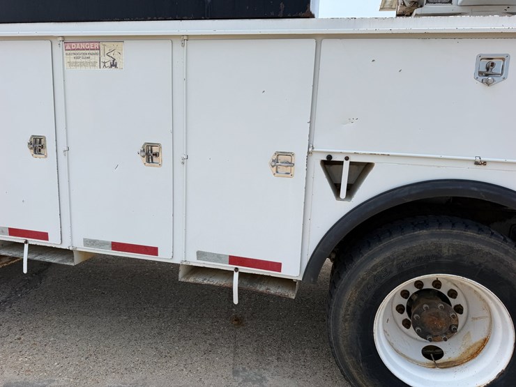 2007-peterbilt-335-image-8