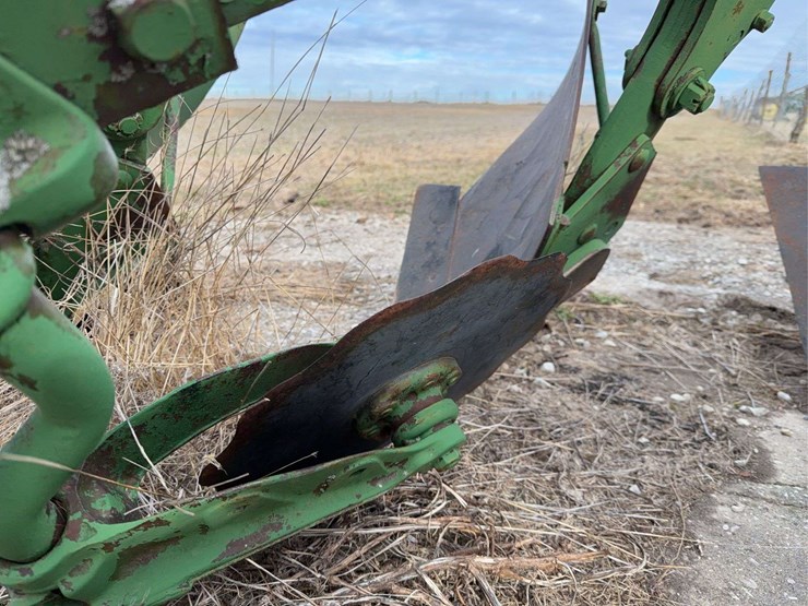 john-deere-three-point-four-bottom-plow-image-13