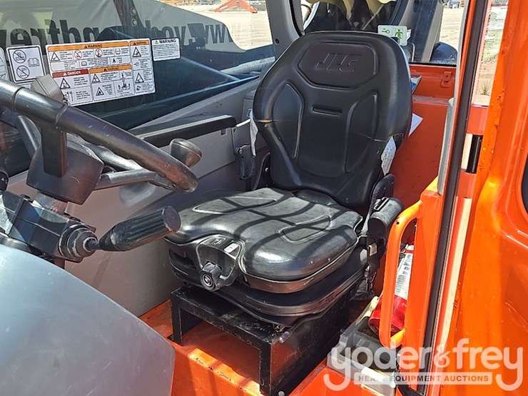 2018-jlg-1055-image-53