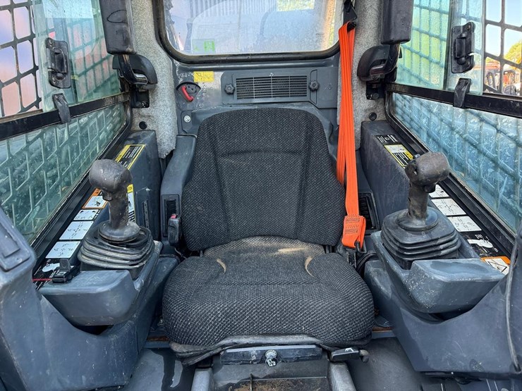 deere-323e-image-19