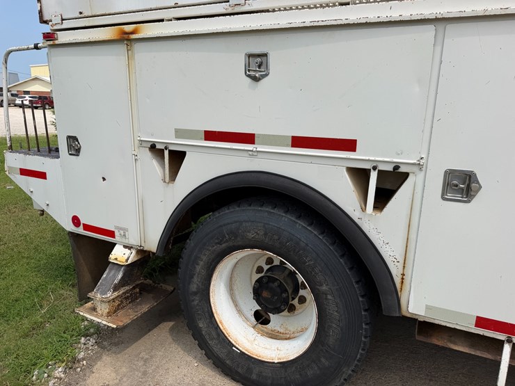 2007-peterbilt-335-image-23