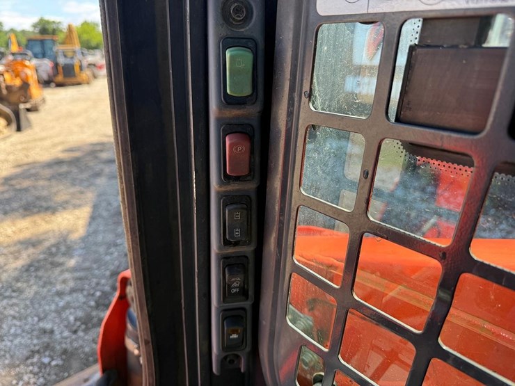 kubota-ssv65-image-22