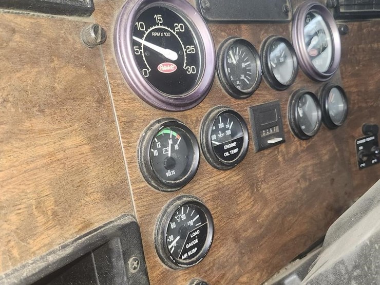 1999-peterbilt-385-image-30
