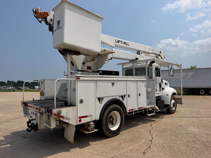 2007-peterbilt-335-image-3