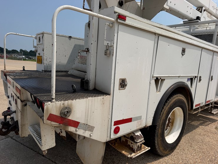2007-peterbilt-335-image-22