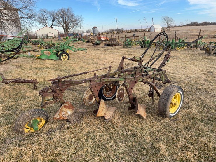 john-deere-pull-type-three-bottom-plow-image-3