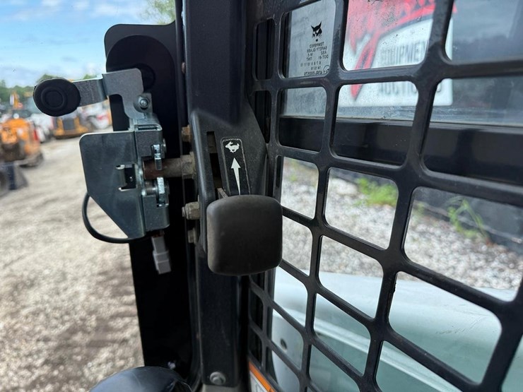 2013-bobcat-s650-image-21