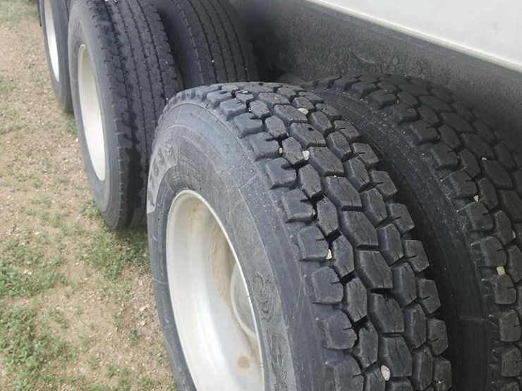 1999-peterbilt-385-image-8